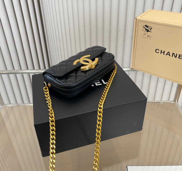 ビッグなCCが可愛い☆CHANEL フォンケース ラムスキン ブラック